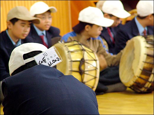 행사 중간 풍물 공연 틈을 타 '축구 문제'가 출제되길 간절히 바라며 무언가를 쓰고 있는 대동중 '비에리'. 